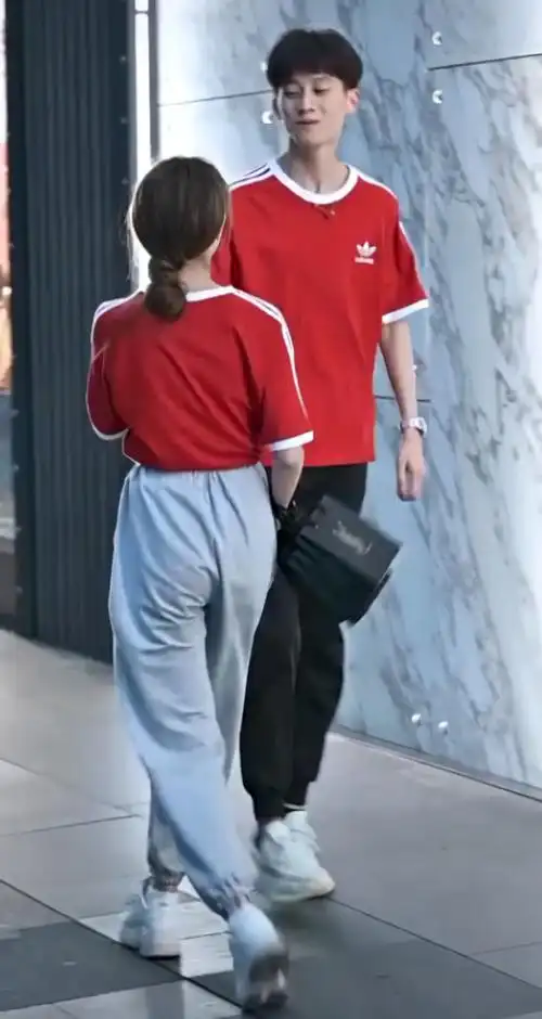 而且这是最甜情侣吧:"你一米八,我一米五,左边的小哥哥看着他的身高都