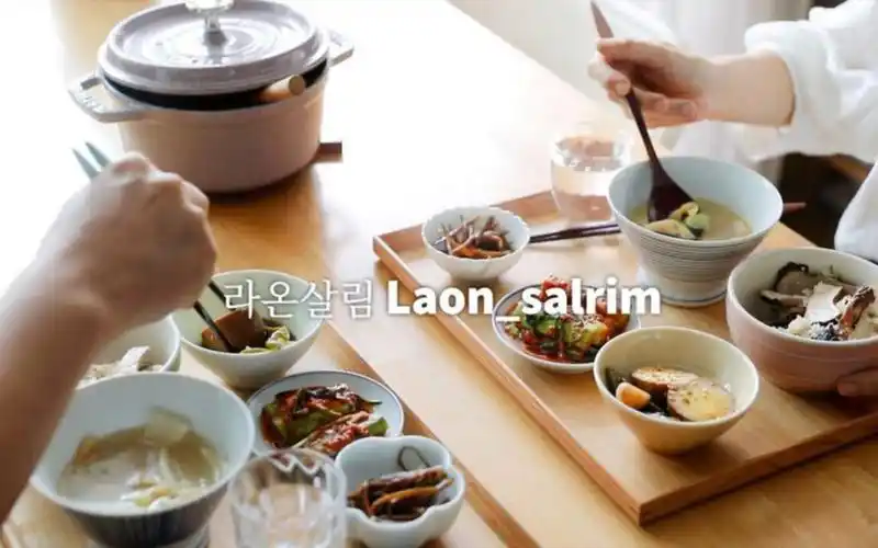 韩国主妇的慢生活,收拾夏天风扇,过滤浸泡的梅子,准备丰盛晚餐