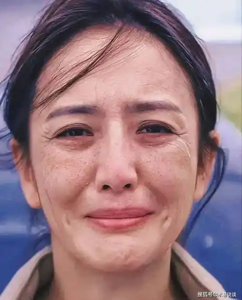 佟丽娅贴脸近照曝光,本人脸上皱纹明显,不惧缺点被赞太真实