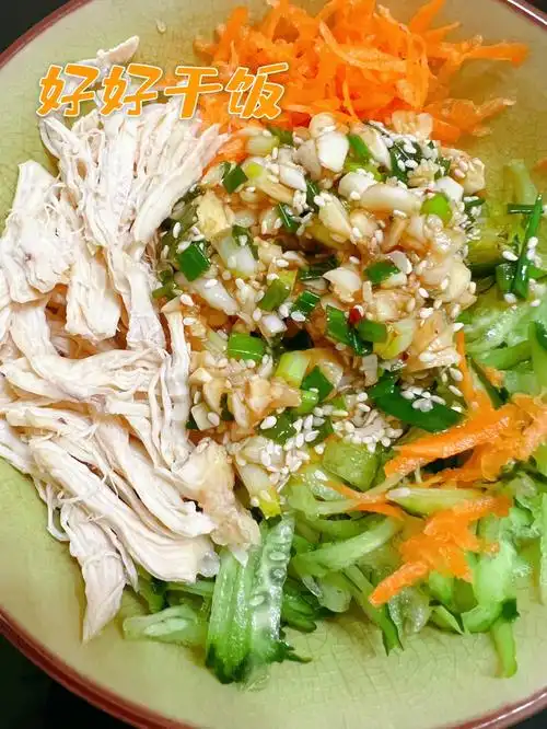 鸡丝凉面做法:食材:鸡胸肉,黄瓜,胡萝卜调料:蒜末,葱花,芝麻,老干妈一