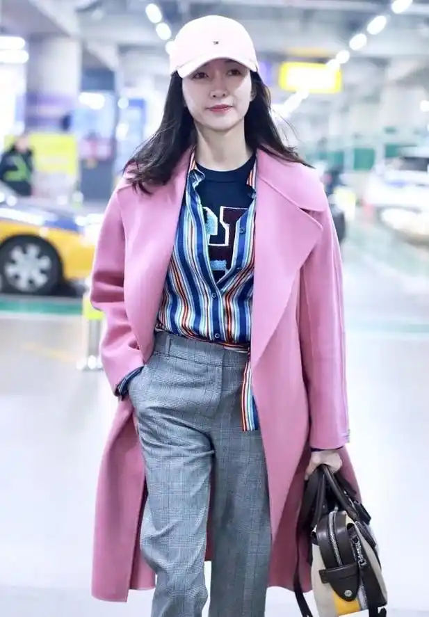 穿粉色大衣搭配西裤干练时髦女神范十足粉嫩颜色似少女