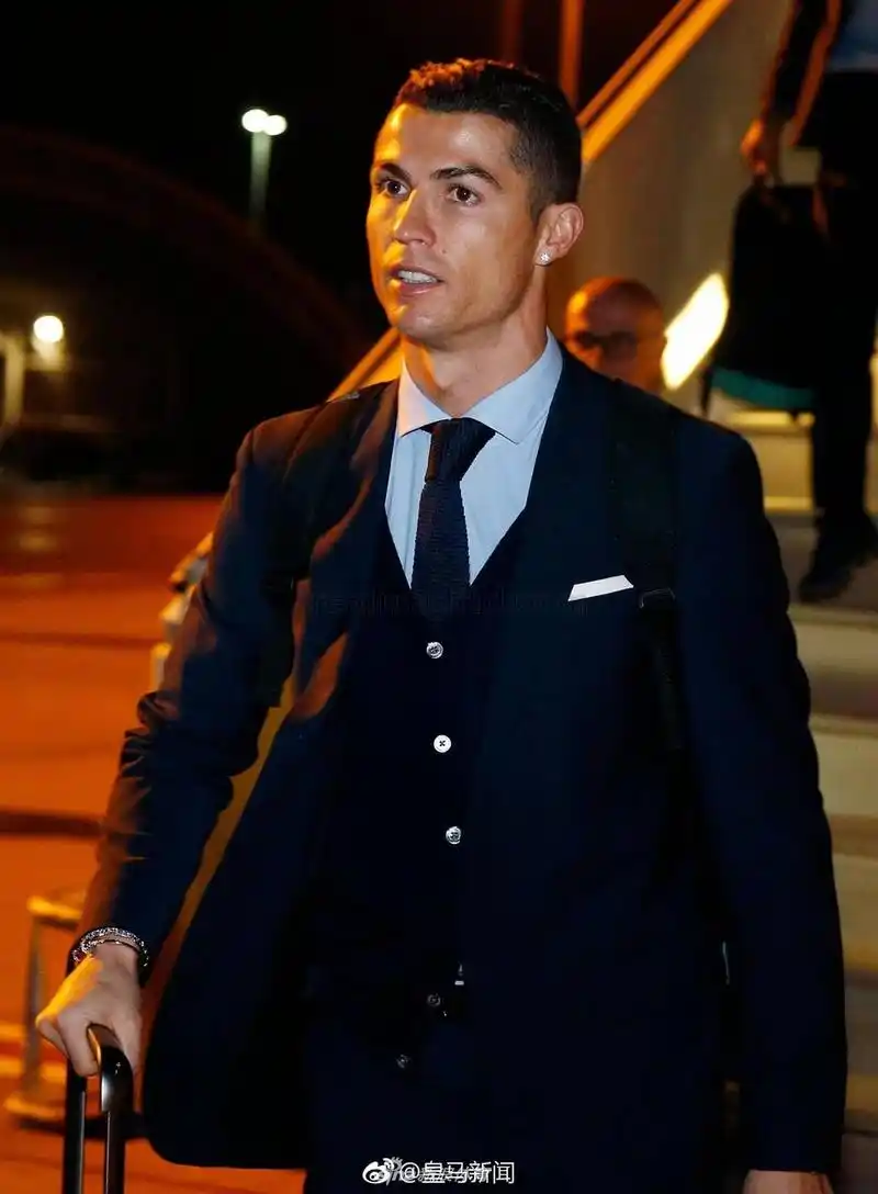 配了一个粗麻布的领带并将针织开衫代替了小背心,真是既防寒又帅气