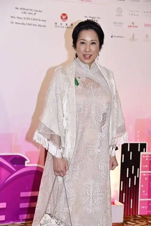 65岁朱玲玲戴千万珠宝亮相穿中式长裙显贵气眼神犀利富态十足