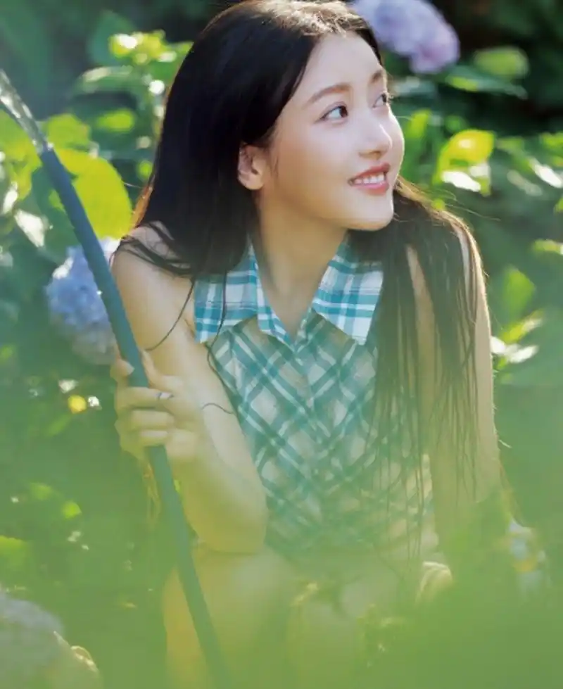 俏丽甜美,活泼可爱的#姜贞羽# 身穿格子衬衫甜美写真,五官精致立体