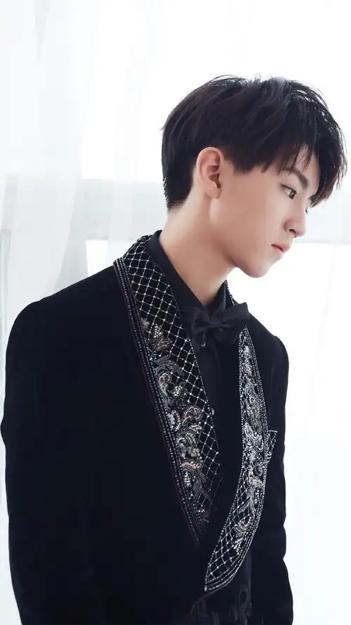 王俊凯黑色西服帅气写真高清手机壁纸-明星-壁纸下载-美桌网