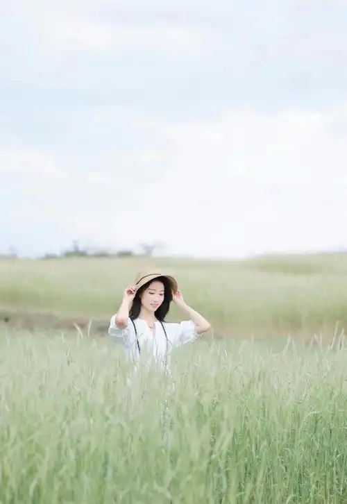 趁大好春光,免不了需到室外踏春拍照的,但室外拍照相较于室内拍摄的不