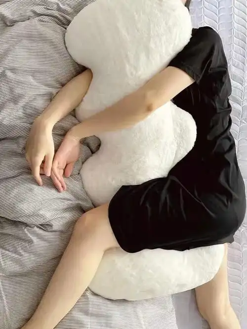 睡觉抱枕让我康康女孩子是不是都喜欢酱子