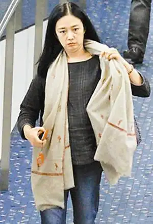 47岁的朱丽倩已怀子4个月,上月底媒体拍到她飞北京陪刘德华巡演,照片