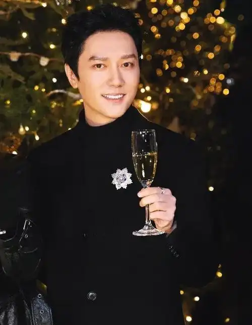 冯绍峰,这位出道25年的演员,一直以来都是娱乐圈的风云人物,不仅演技