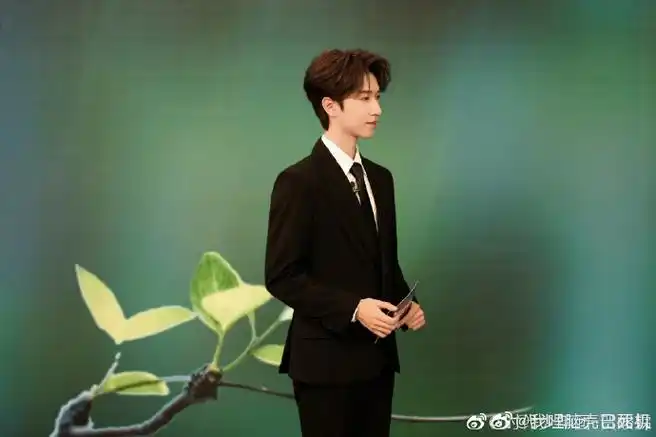 贺峻霖西装工作照