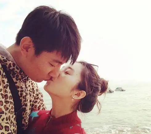 图歌手王小妮简介演出照生活照曝光