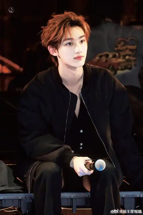 丁程鑫戴眼镜好奶