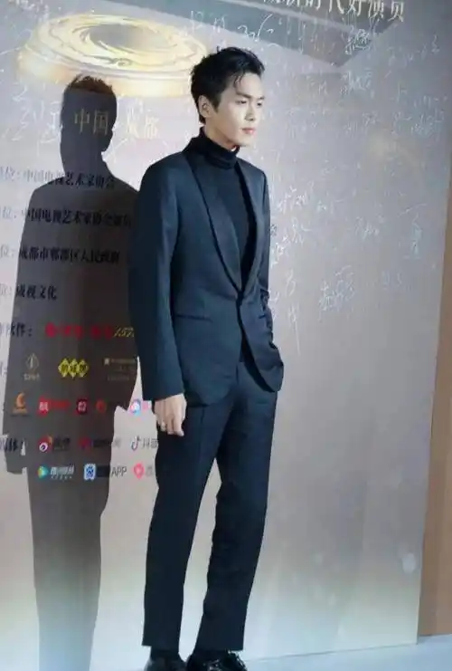 张若昀因戏牺牲有多大?近照暴瘦到不敢认,穿上西装像是纸片人_唐艺昕_