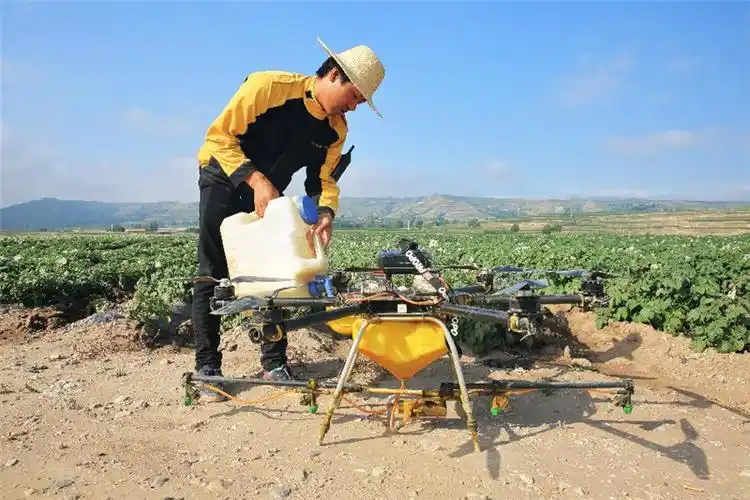 甘肃定西:无人机喷药防虫害