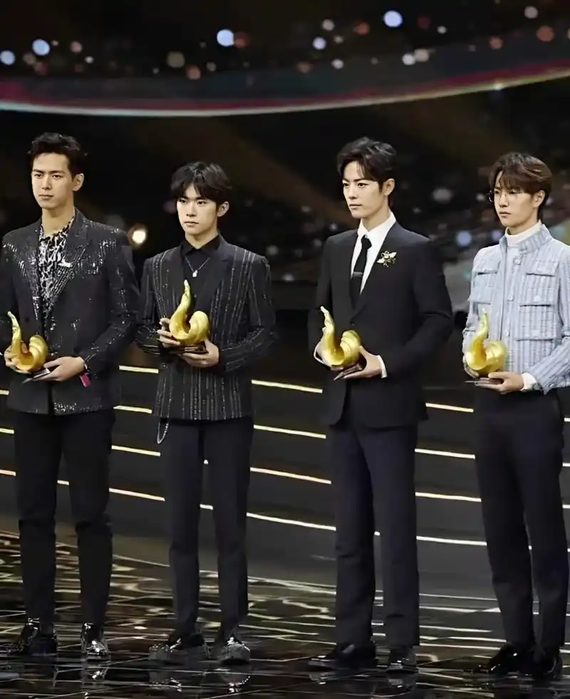 李现,易烊千玺,肖战和王一博在2019年微博之夜同台颁奖.