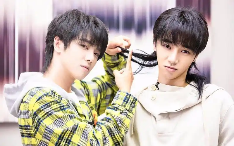 华晨宇很"娘"吗,看到他拿拖把的动作,网友:跟蔡徐坤学的吗_哔哩哔哩