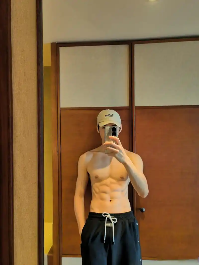 龚俊腹肌#龚俊今天晒出一组腹肌自拍照,线条清晰流畅,肌肉结实有Ζ.