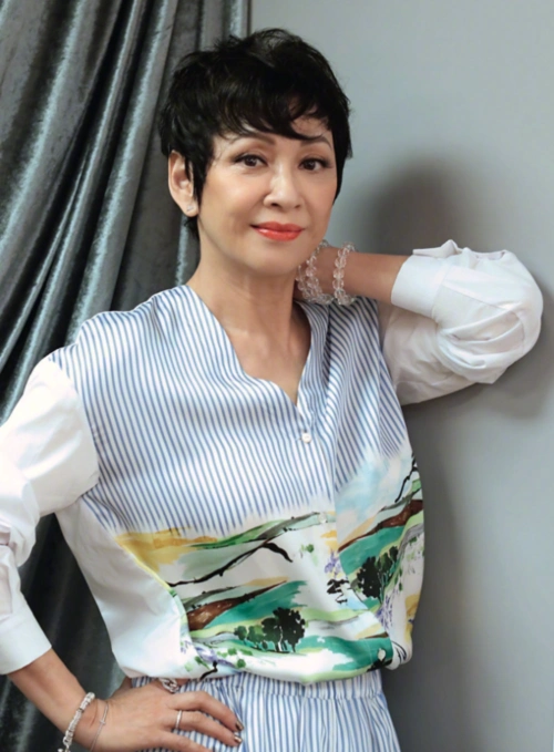 周润发前妻余安安状态超好穿条纹衫搭配半身裙高级洋气真漂亮