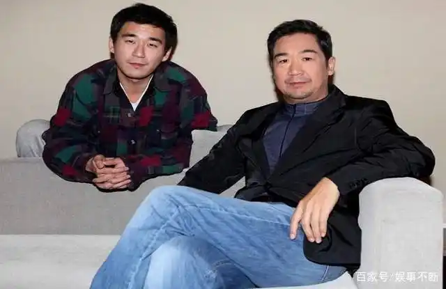 了话剧团成为一位话剧演员,也正是在这当中他与第一任妻子罗秀春相识