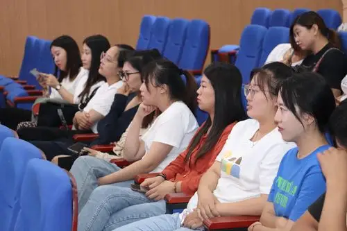 现场观众被老师的演讲深深吸引,他们纷纷为老师们的高尚师德鼓掌