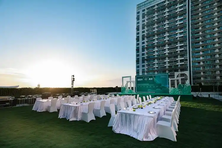 户外露天简约唯美舞台草丛派对