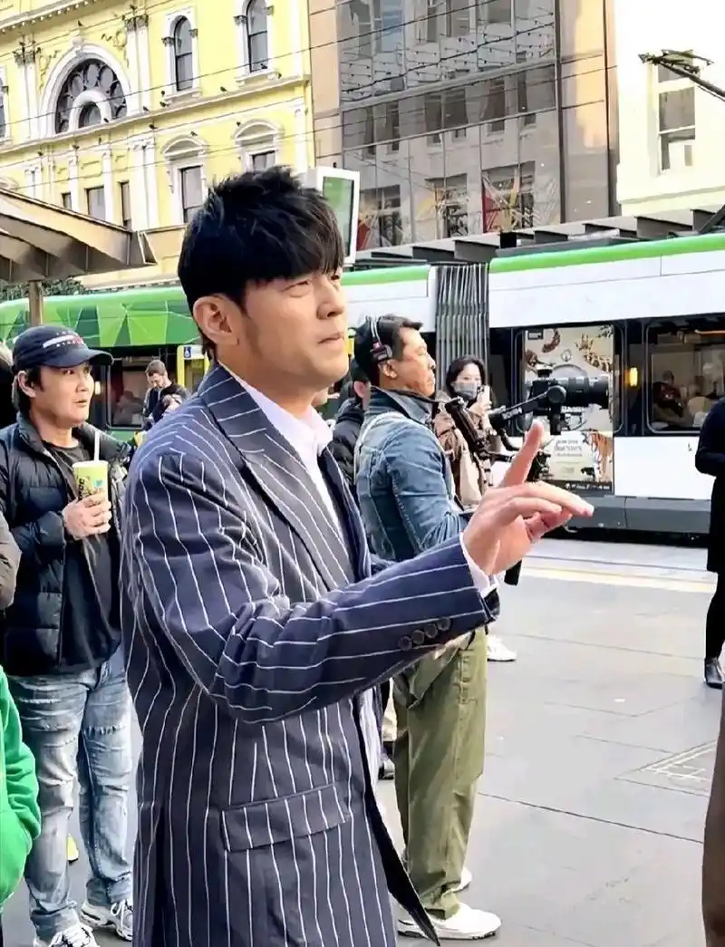 看了,周杰伦的头发是真的, 风再大也吹不掉.