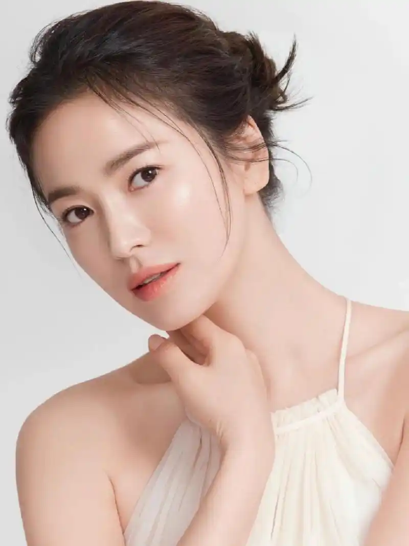 颜值杀手宋慧乔 宋慧乔的脸型自然且端庄大气,五官单看或许并无出奇之