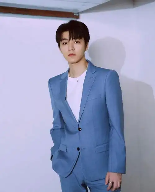 王俊凯蓝色西装造型图##王俊凯今日成都出发路透