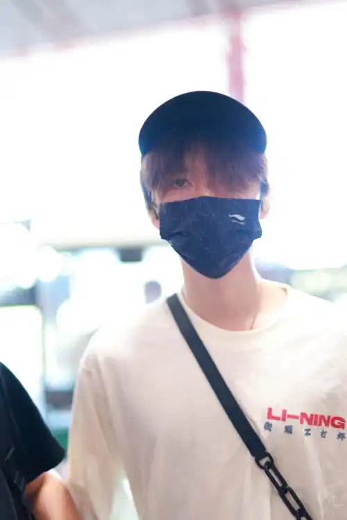 贺峻霖顺毛机场出发##贺峻霖香港出发机场图