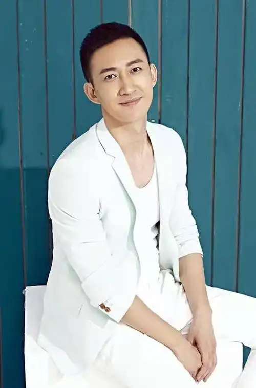 演员哈尔滨富二代王阳的个人资料简介(爱情为事业让路,妻子等他6年