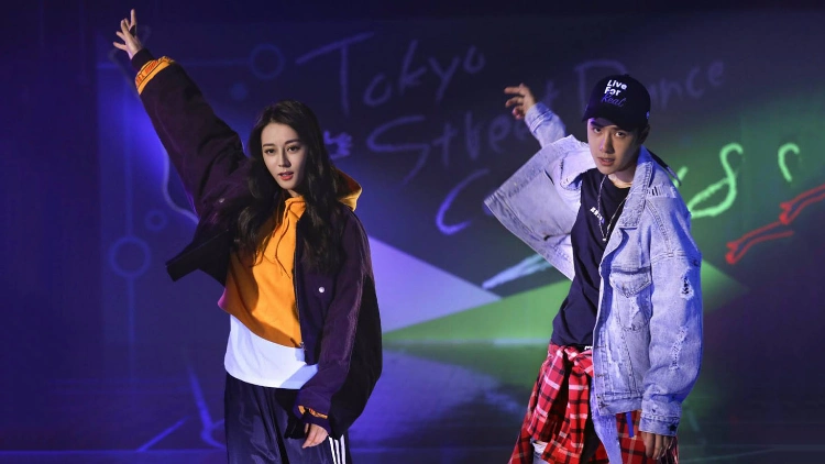 王一博迪丽热巴默契跳舞,最后的对视太甜蜜