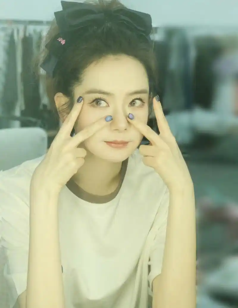 戚薇晒自拍风格变可爱了,有了二胎以后气场也柔和了很多,果然小宝宝是