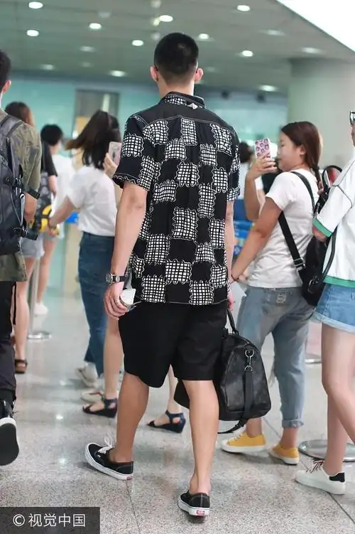 黄景瑜街拍:印花衬衣搭白t 短裤配vans板鞋潇洒帅气