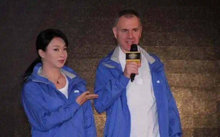 金星官宣与丈夫汉斯领证复婚,56岁的她变得越来越慈眉善目