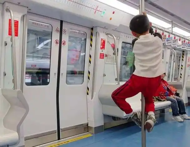 地铁上小男孩要脱鞋妈妈一句话很暖母子的素质真的很好