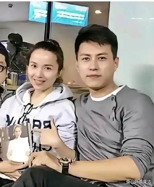 靳东的老婆李佳虽然是二婚,长得其貌不扬,到能够得到靳东的偏爱,肯定