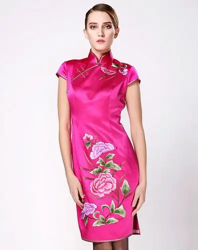 女款玫红色绣花真丝旗袍