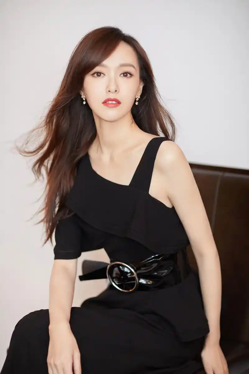 唐嫣受邀出席代言品牌南京活动.