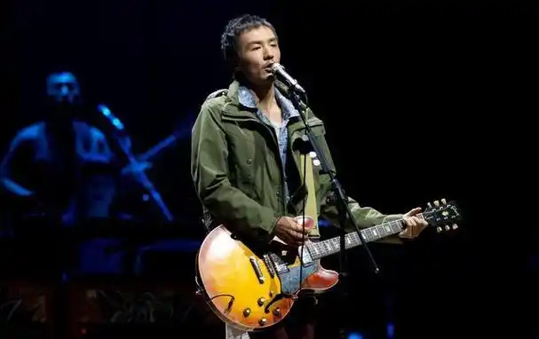 窦鹏,窦唯的表兄,周迅被他的天赋所打动,周迅离开安定的家庭,来到北京