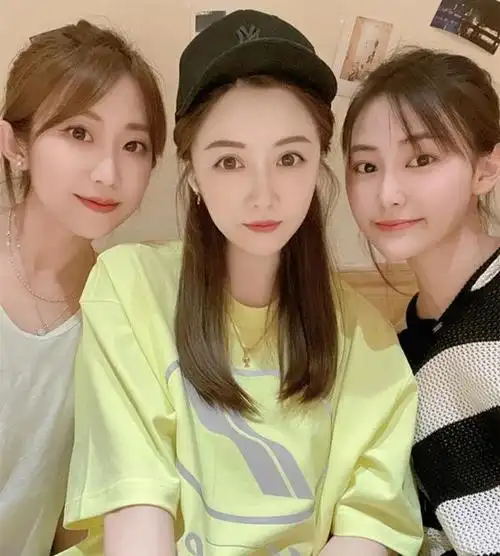 王思聪初恋女友近照曝光,生俩娃仍青春靓丽,住海景别墅生活滋润