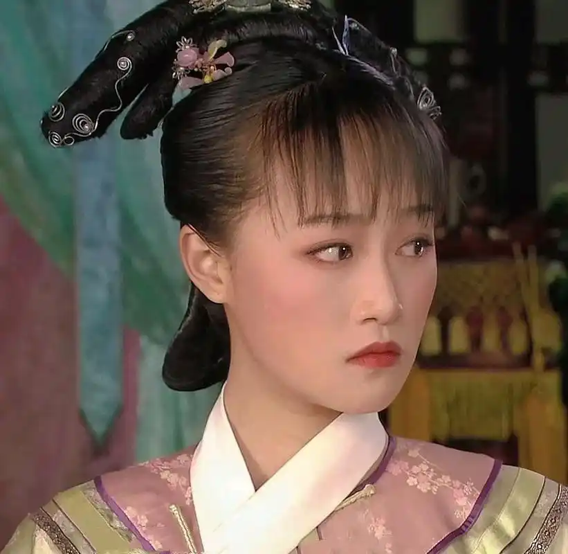 蓝盈莹的嘴角感觉不一样了,原来嘴角向下,现在嘴角上扬.