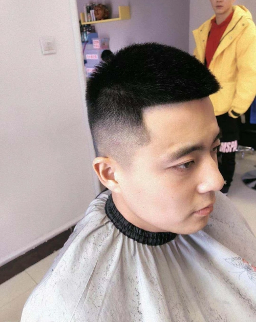 短寸头周围铲短给人一种清爽,利索,纯粹的感觉,看着特别有男人味.