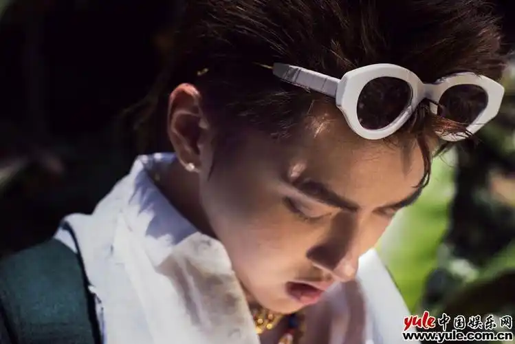 收获国内十大刊满贯后 吴亦凡登英国杂志《tmrw》封面