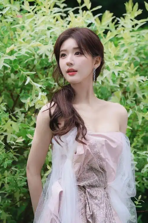 赵露思今日活动造型,白纱粉裙可爱又俏皮