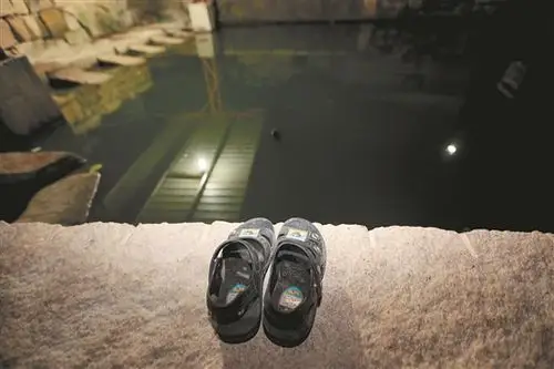 小男孩遗留的凉鞋