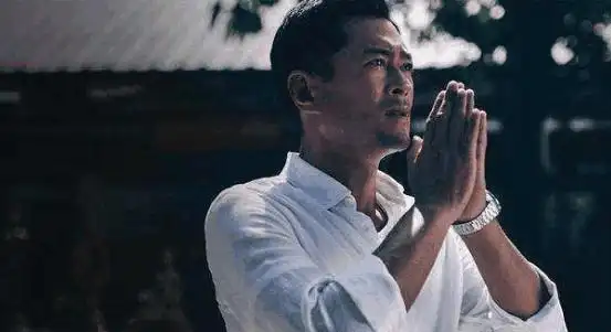 57岁刘德华扎可爱丸子头秀胸肌, 力挺古天乐加盟扫毒2