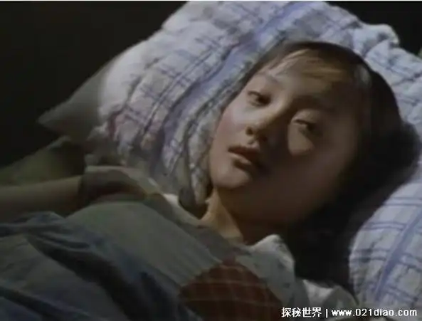 李小璐天浴电影中大尺度剧照流出,与大叔热吻裸戏风波缠绕多年