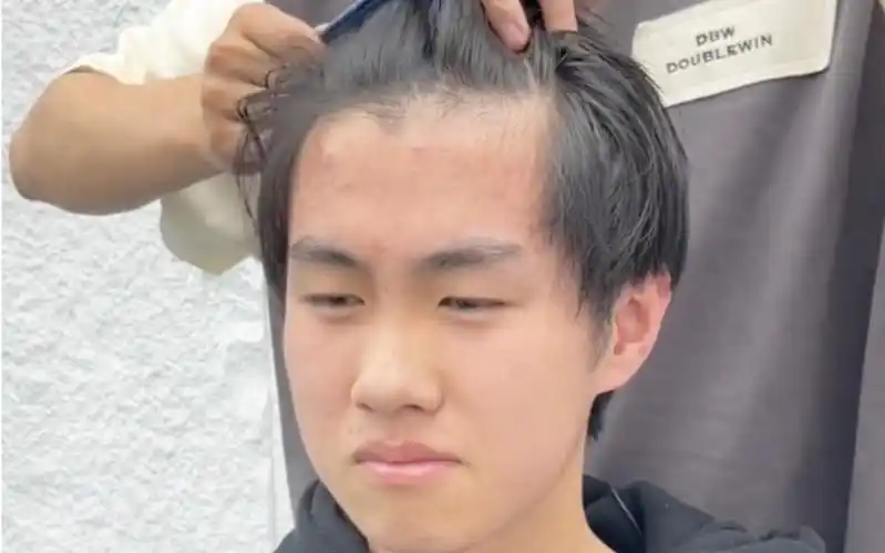 小哥每次都被剪成锅盖头这次想做个王俊凯同款发型