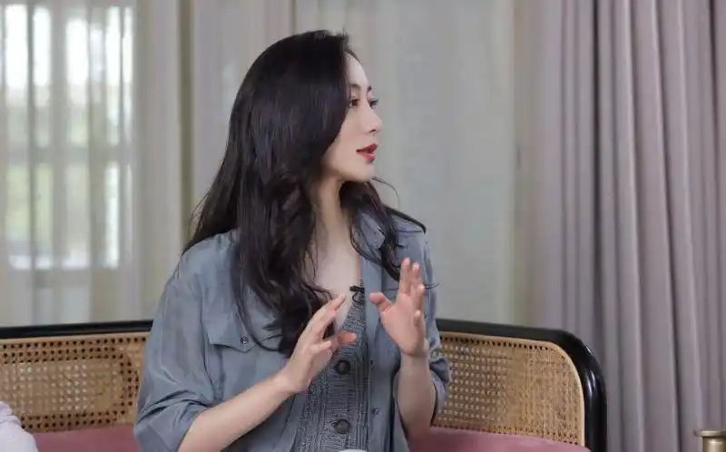 [美女明星]气质美女明星韩雪访谈自信优雅笑容得体图片-小虾米