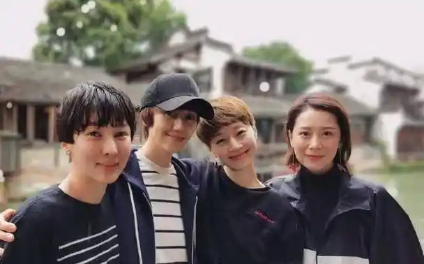 马伊琍海清低调聚会,饭桌上二人吸烟被拍,姿势熟练引争议_表演_娱乐